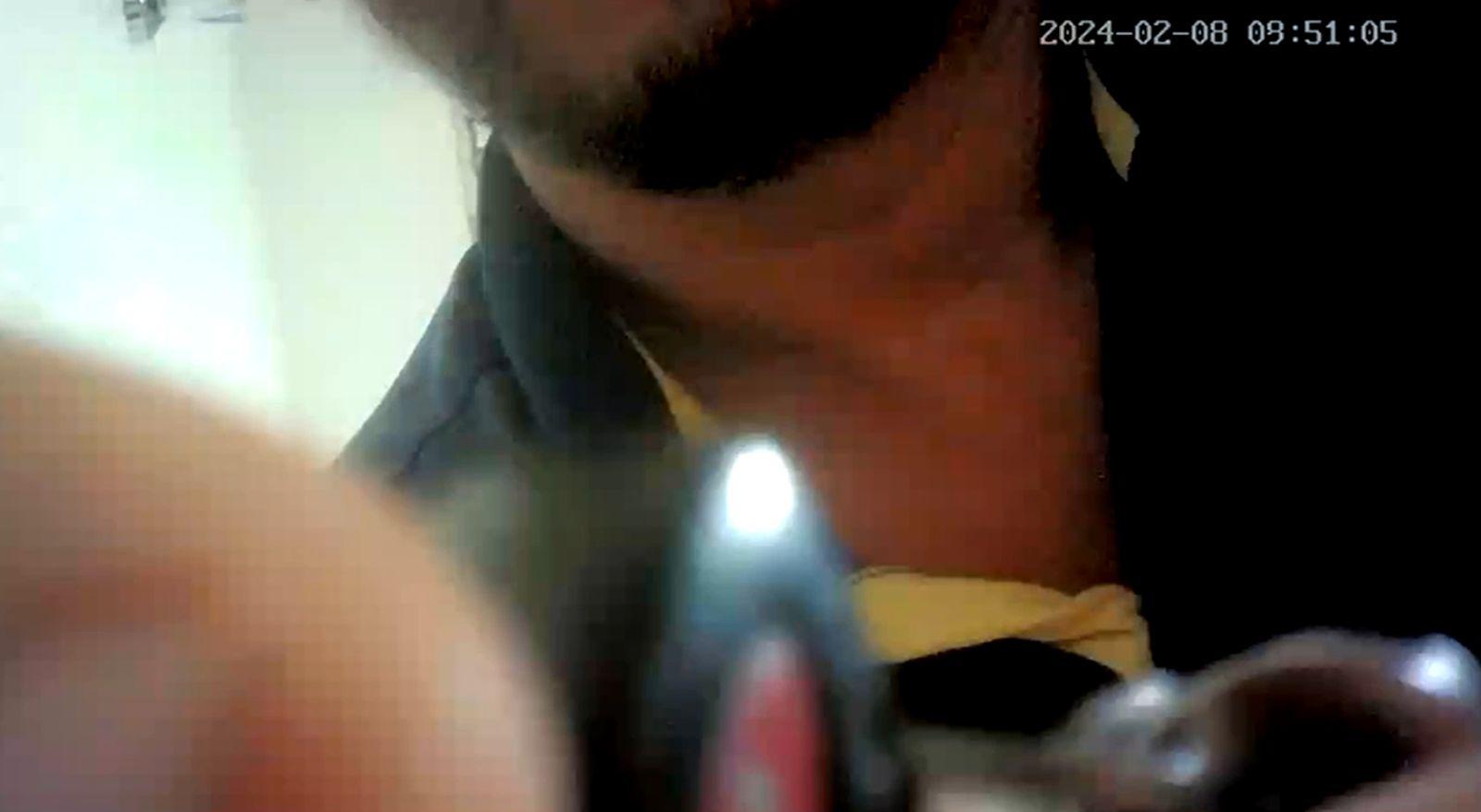 Francismar Fernandes da Silva. Imagens mostram locador arrumando câmera oculta que filmou adolescente em banheiro de casa alugada