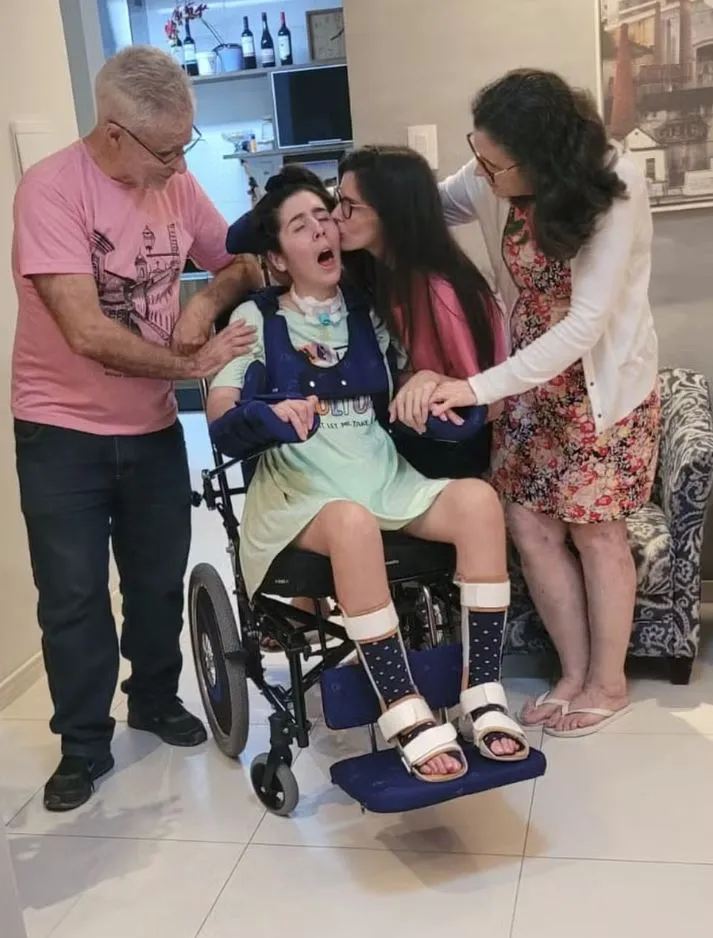 Desde o procedimento, Larissa segue sob os cuidados dos pais