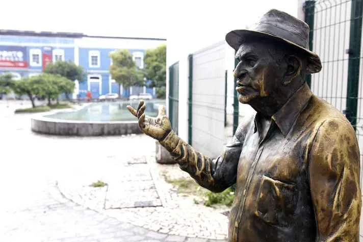 Com cerca de 1,50 metro, escultura de Patativa do Assaré foi inaugurada em novembro de 2004