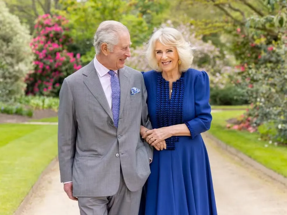 O rei Charles III ao lado da rainha consorte Camilla em nova imagem divulgada pelo Palácio de Buckingham