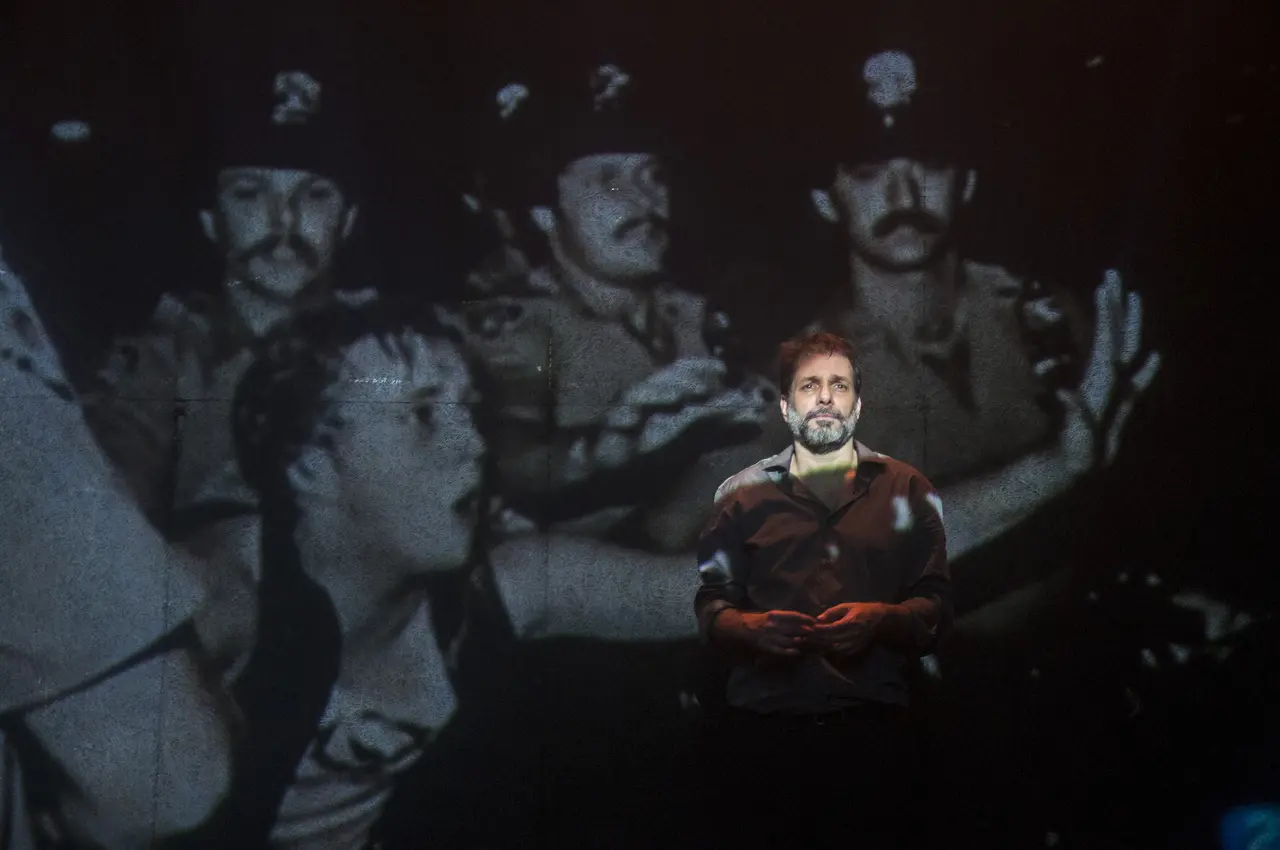 '3 maneiras de tocar no assunto' é escrito e atuado por Leonardo Netto e tem direção de Fabiano Dadado