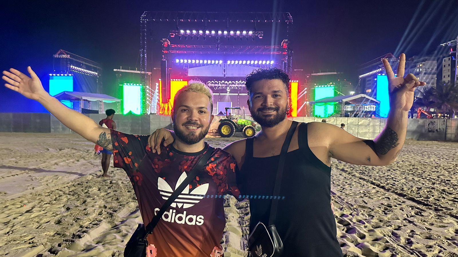 Diego e o marido em frente ao palco do show de madonna, montado em Copacabana