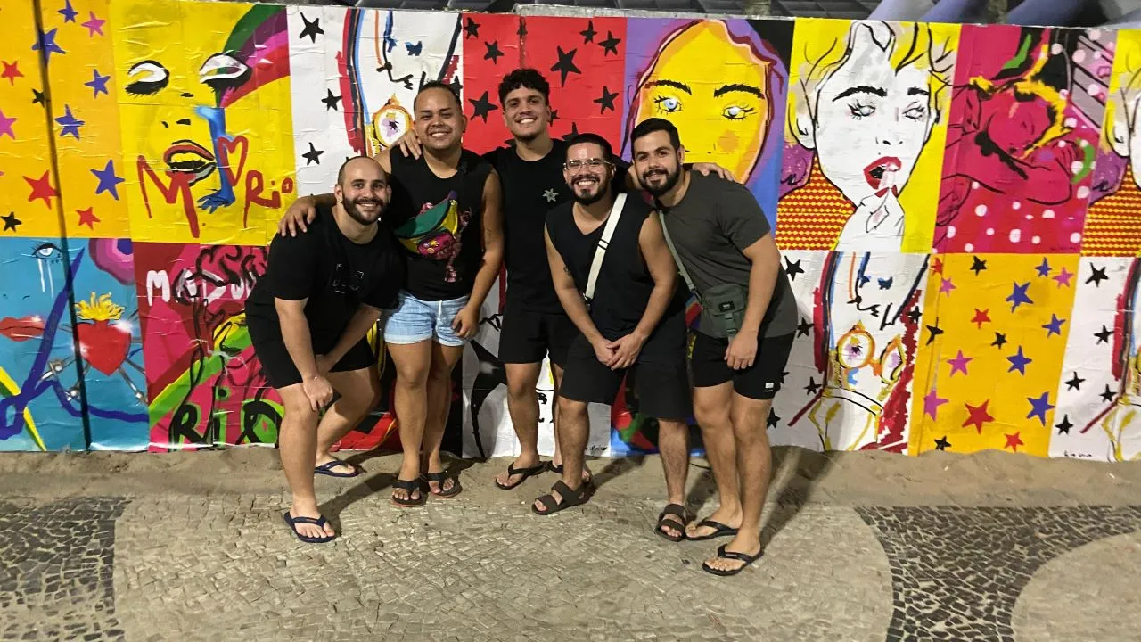 João (ao centro) e os amigos curtem o clima pré-show no Rio de Janeiro