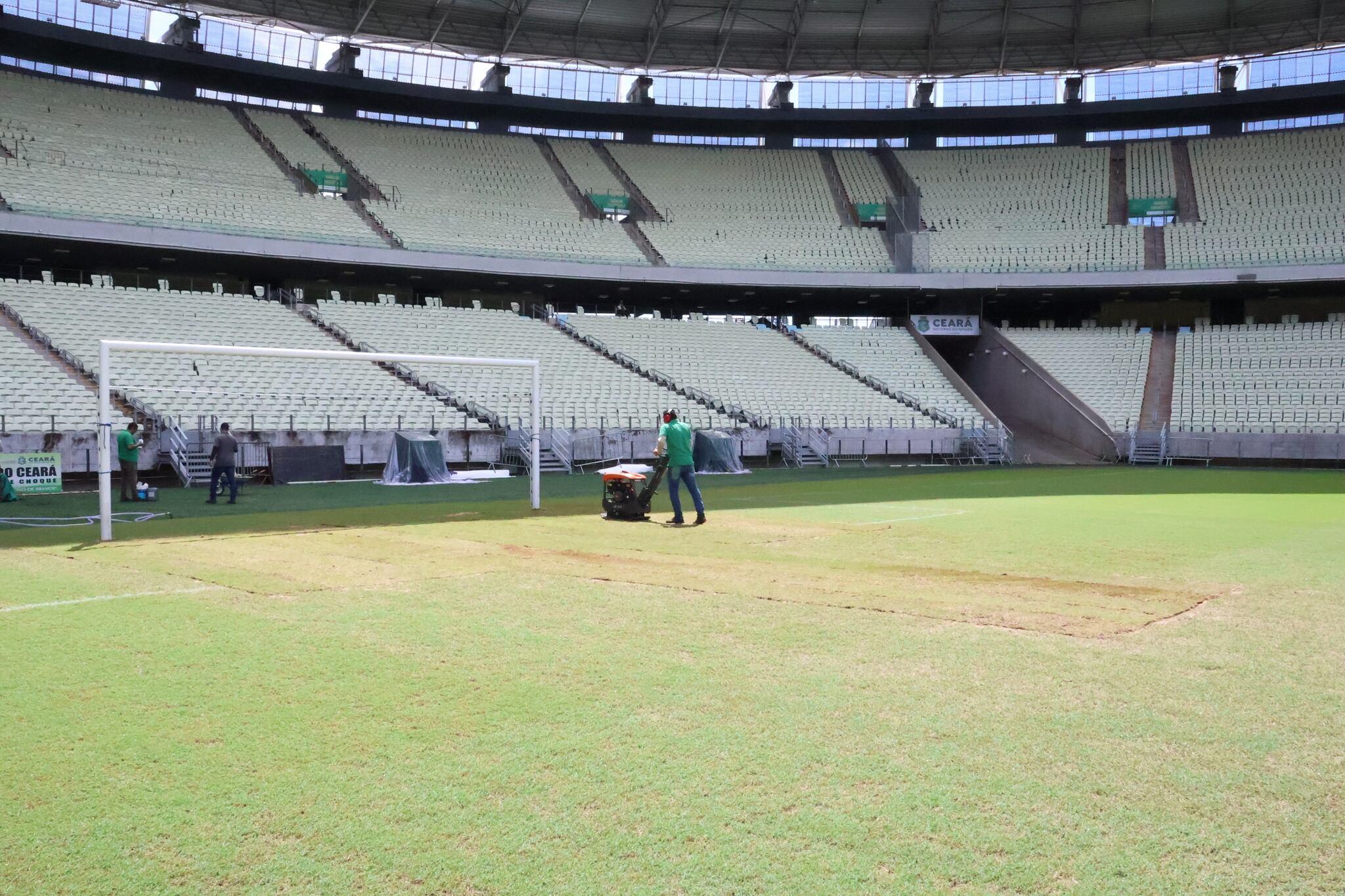 Replantio do gramado do Castelão