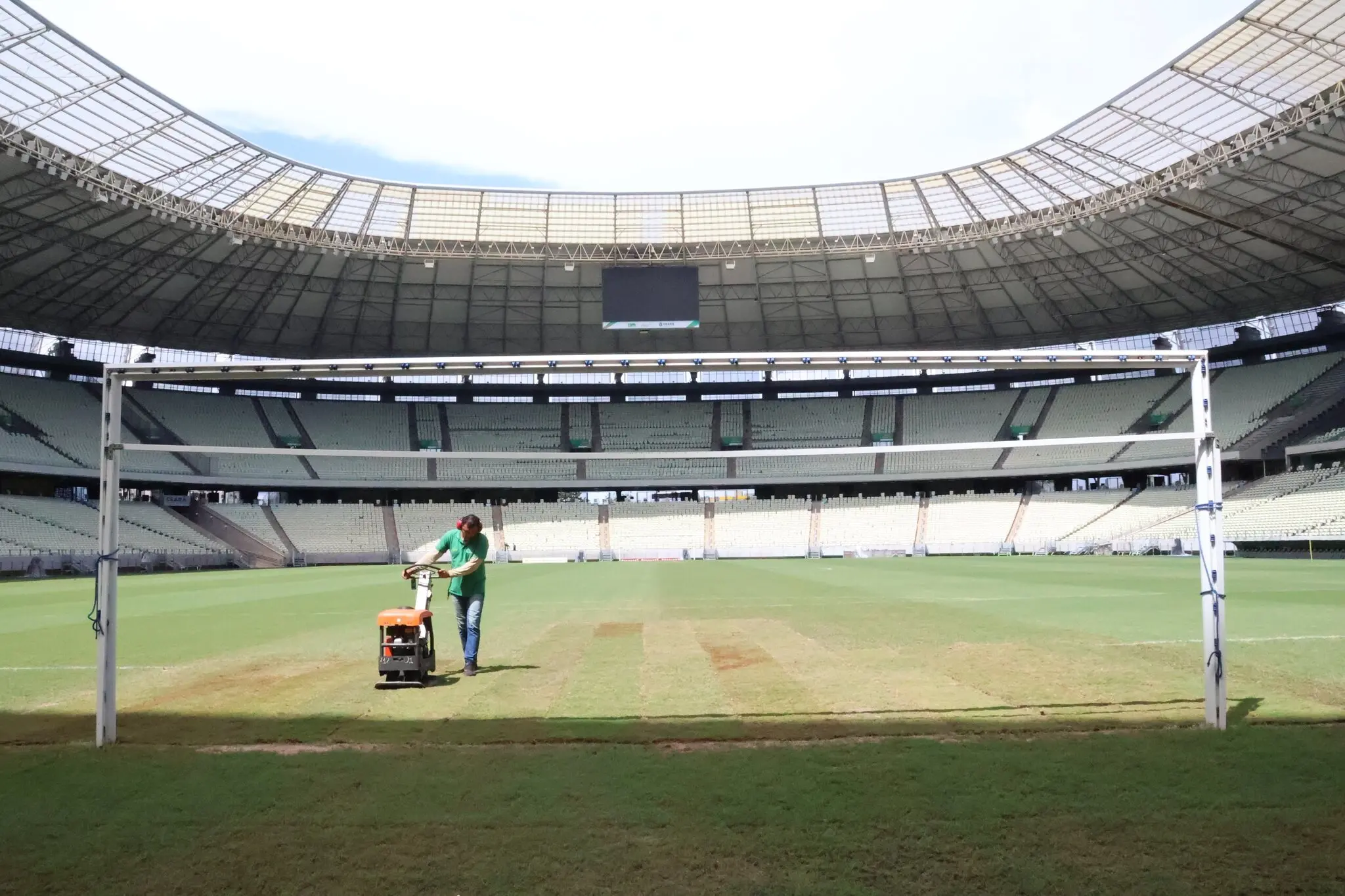 Replantio do gramado do Castelão