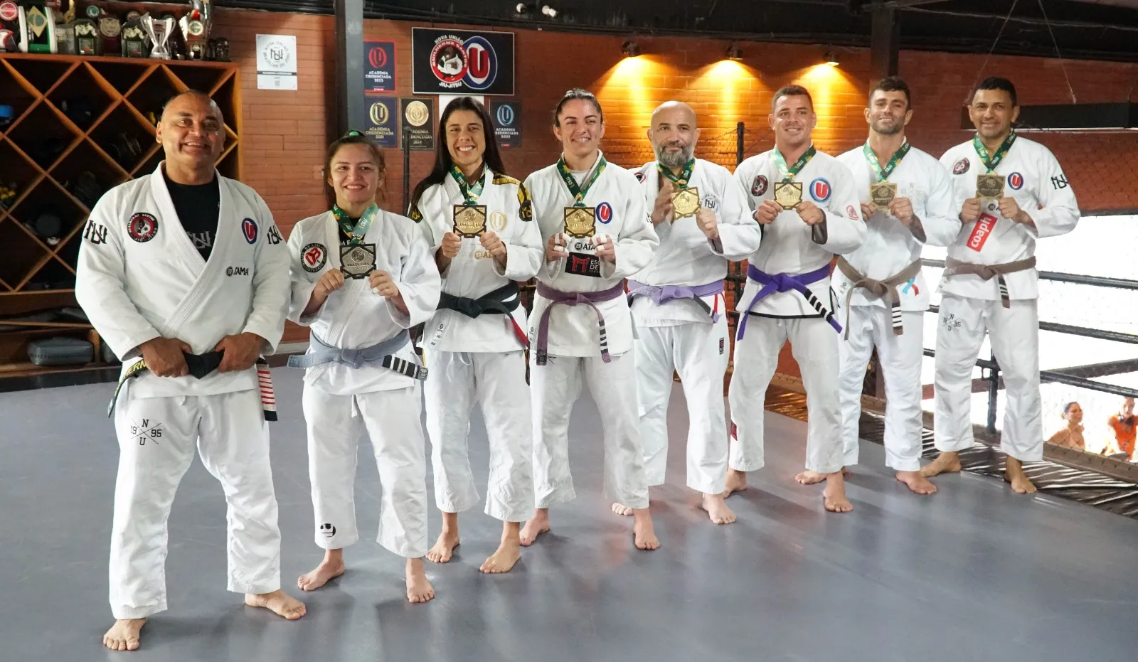 O líder da equipe cearense, desde 1995, e faixa preta 6º grau de jiu-jitsu, Guilherme Santos, ao lado dos medalhistas