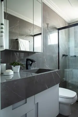 Bancada em pedra natural e armário com espelho. Projeto Cristiane Schiavoni