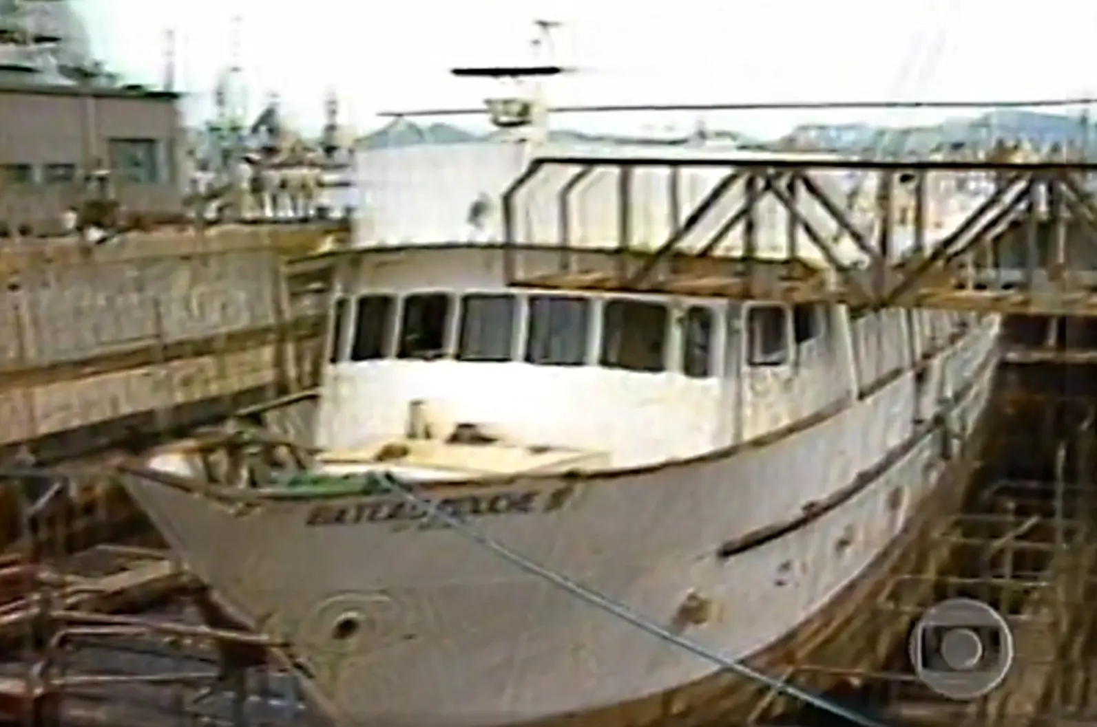 imagem de um barco atracado no Rio de Janeiro