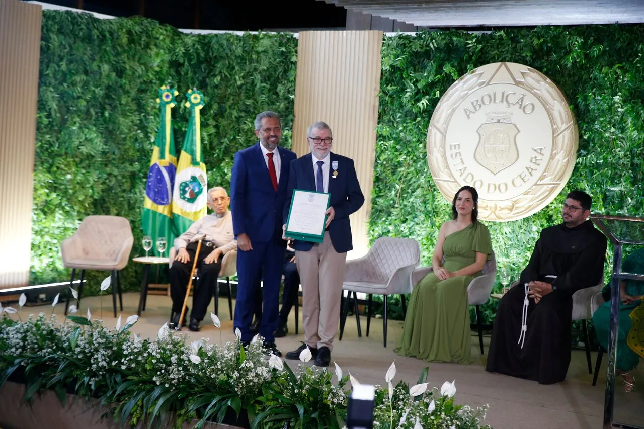 Governador do Ceará Elmano de Freitas e o escritor e jornalista Lira Neto durante a solenidade da Medalha da Abolição 2024