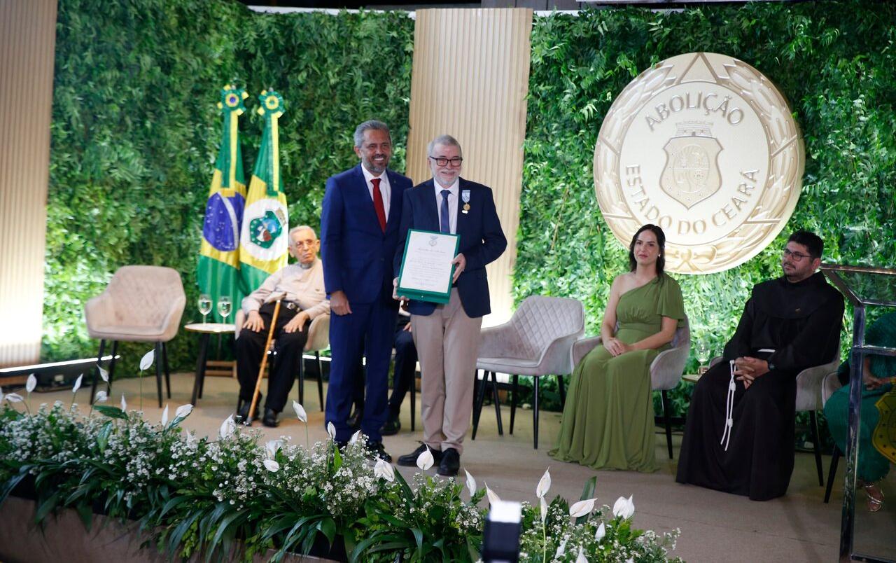 O escritor e jornalista Lira Neto ao lado do governador do Ceará Elmano de Freitas