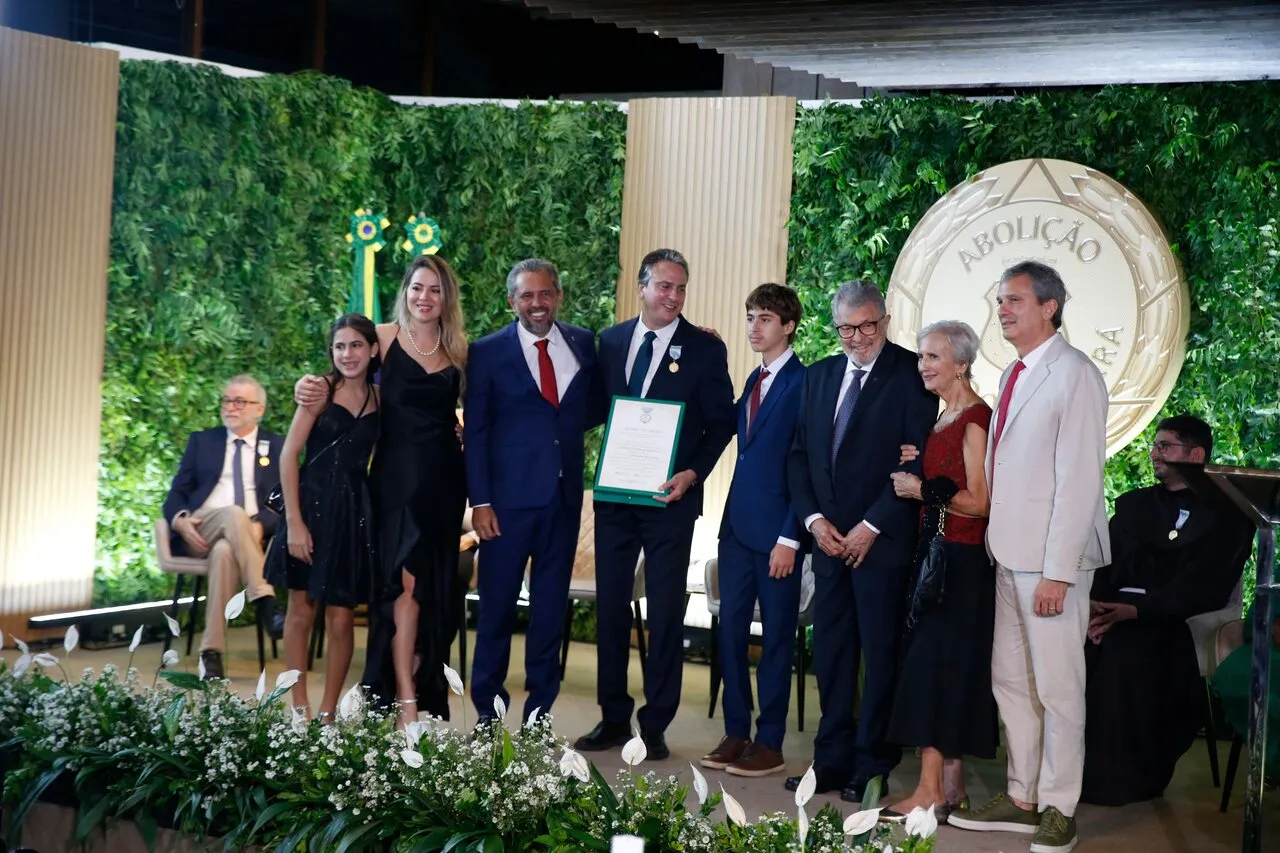 Camilo Santana recebe Medalha Iracema 2024 ao lado da família