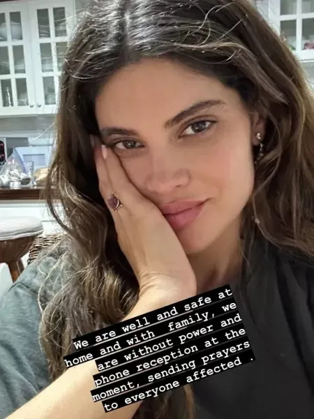 Modelo publicou uma selfie nas redes sociais informando a todos que está bem