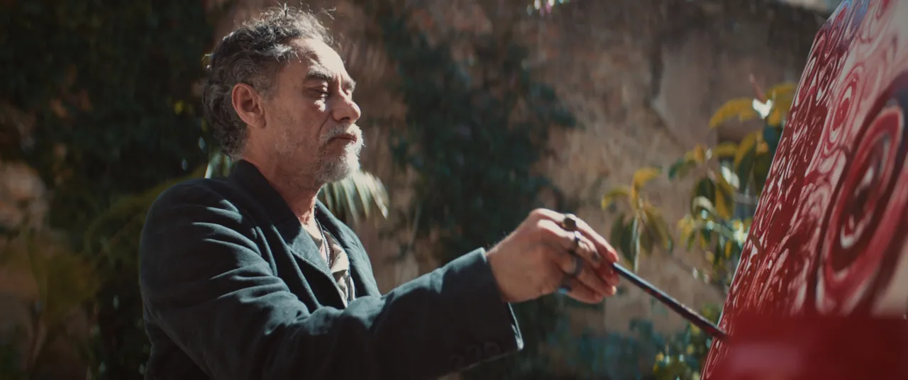 Chico Diaz interpreta o frustrado pintor Johannes Van Almeida