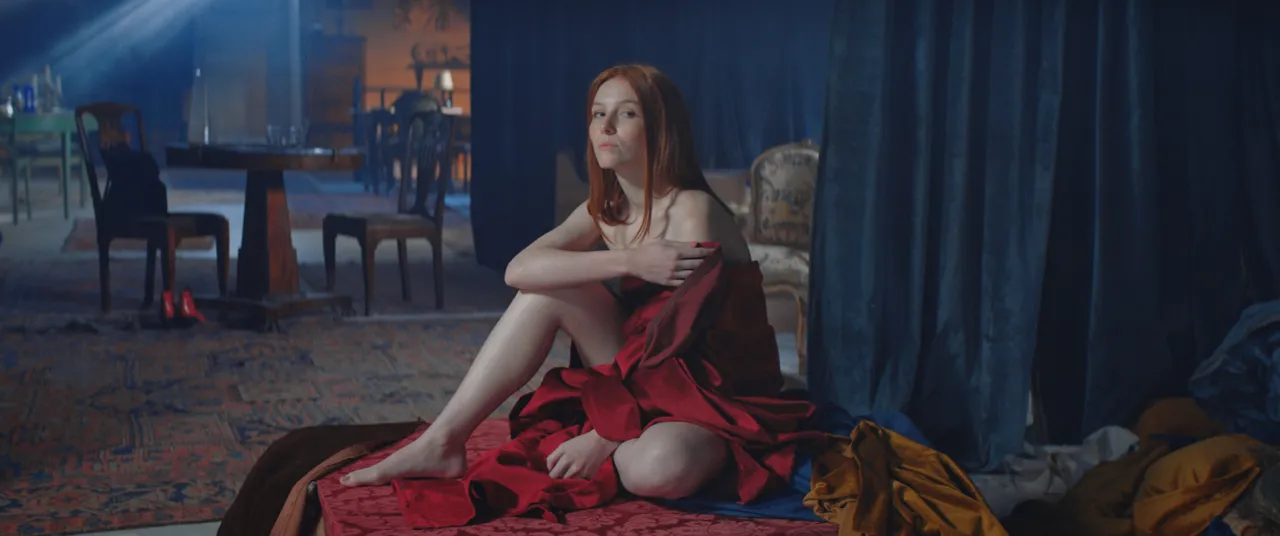 Florence Lizz é, na trama, uma jovem atriz com quem o pintor Johannes Van Almeida e a marchand Antoinette Lefèvre se envolvem