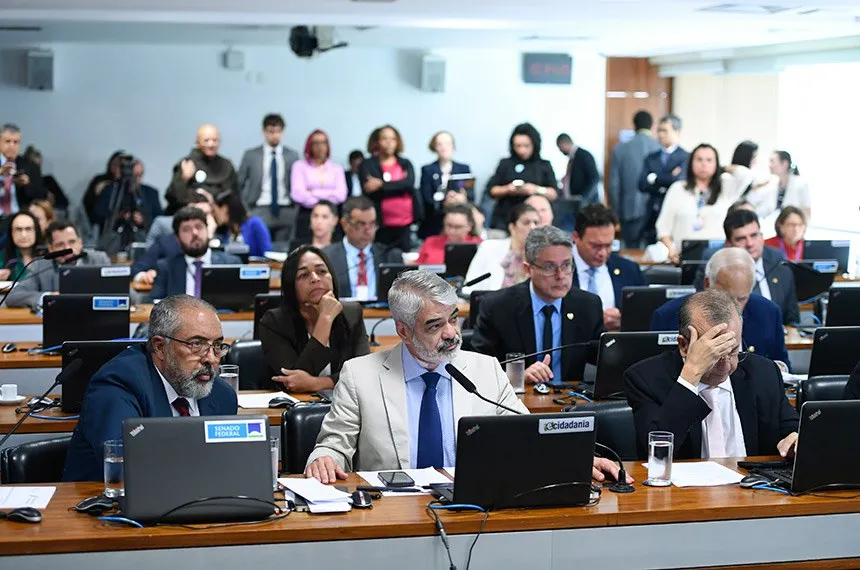 Projeto chegou a entrar na pauta da reunião da CCJ desta quarta-feira (8).