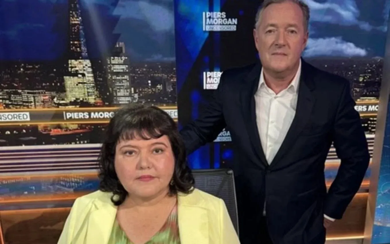 Fiona Harvey e o apresentador Piers Morgan