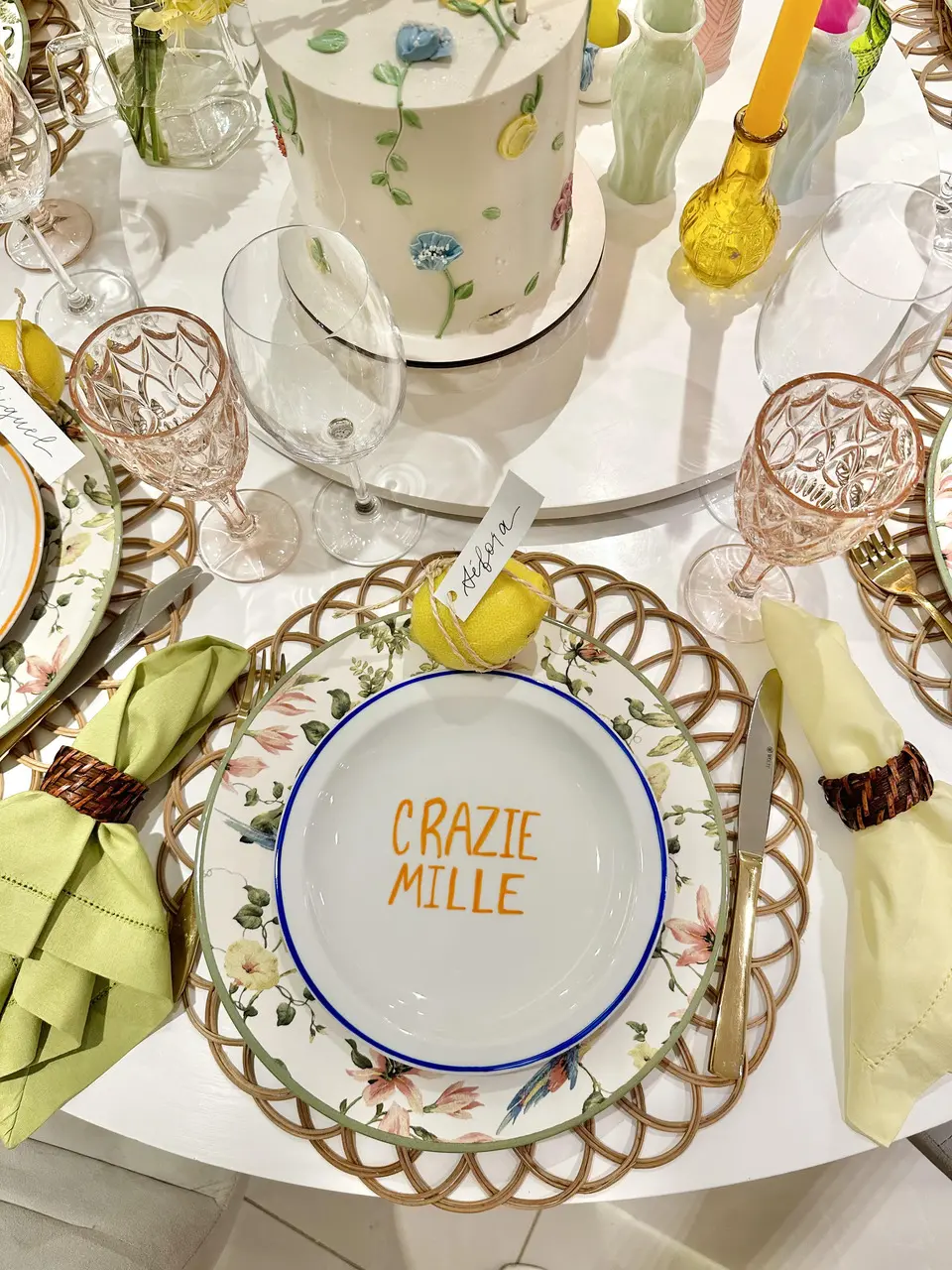 Pratos com palavras em italiano feitos por uma artista cearense deram o toque personalizado e único