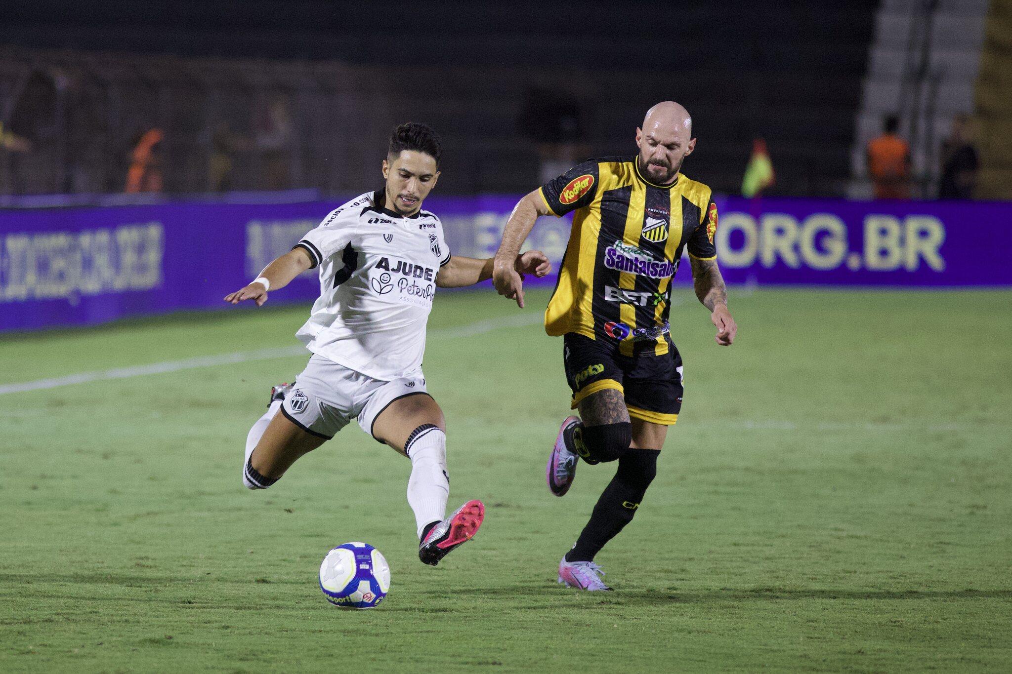 Raí Ramos fazendo cruzamento em jogo do Ceará contra Novorizontino