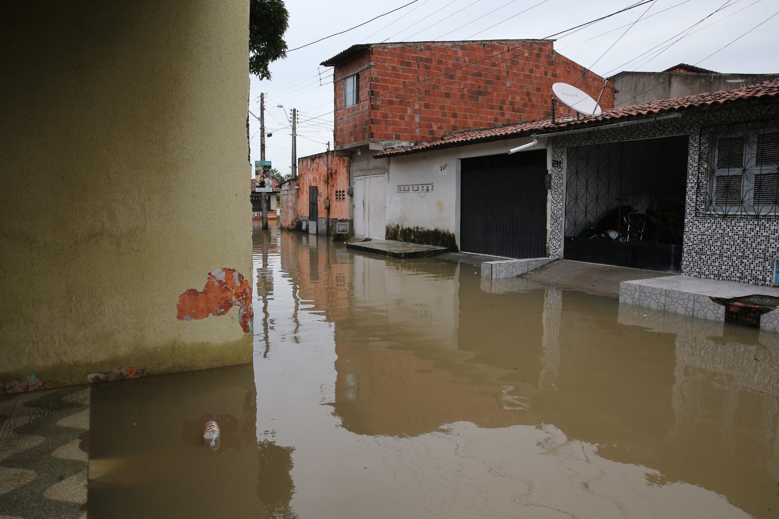 Imagem de rua alagada em Fortaleza