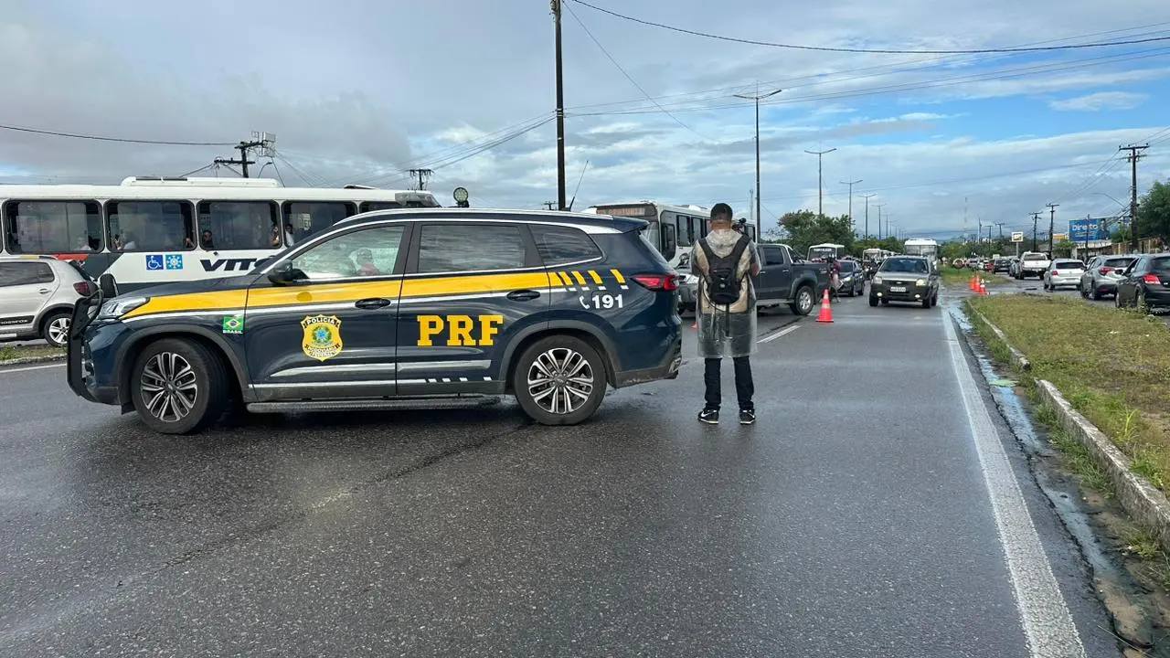 Agentes da PRF fazem bloqueio na BR-222, em Caucaia, em 13 de maio de 2024.