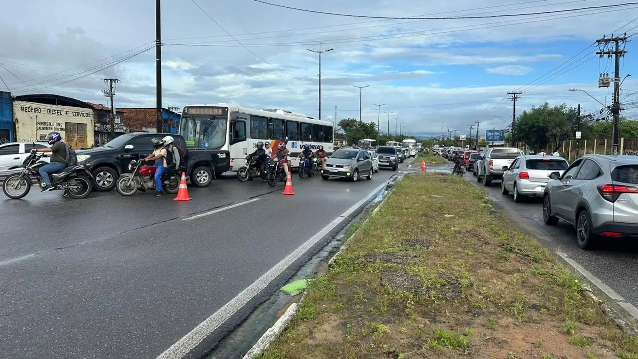 Agentes da PRF fazem bloqueio na BR-222, em Caucaia, em 13 de maio de 2024.