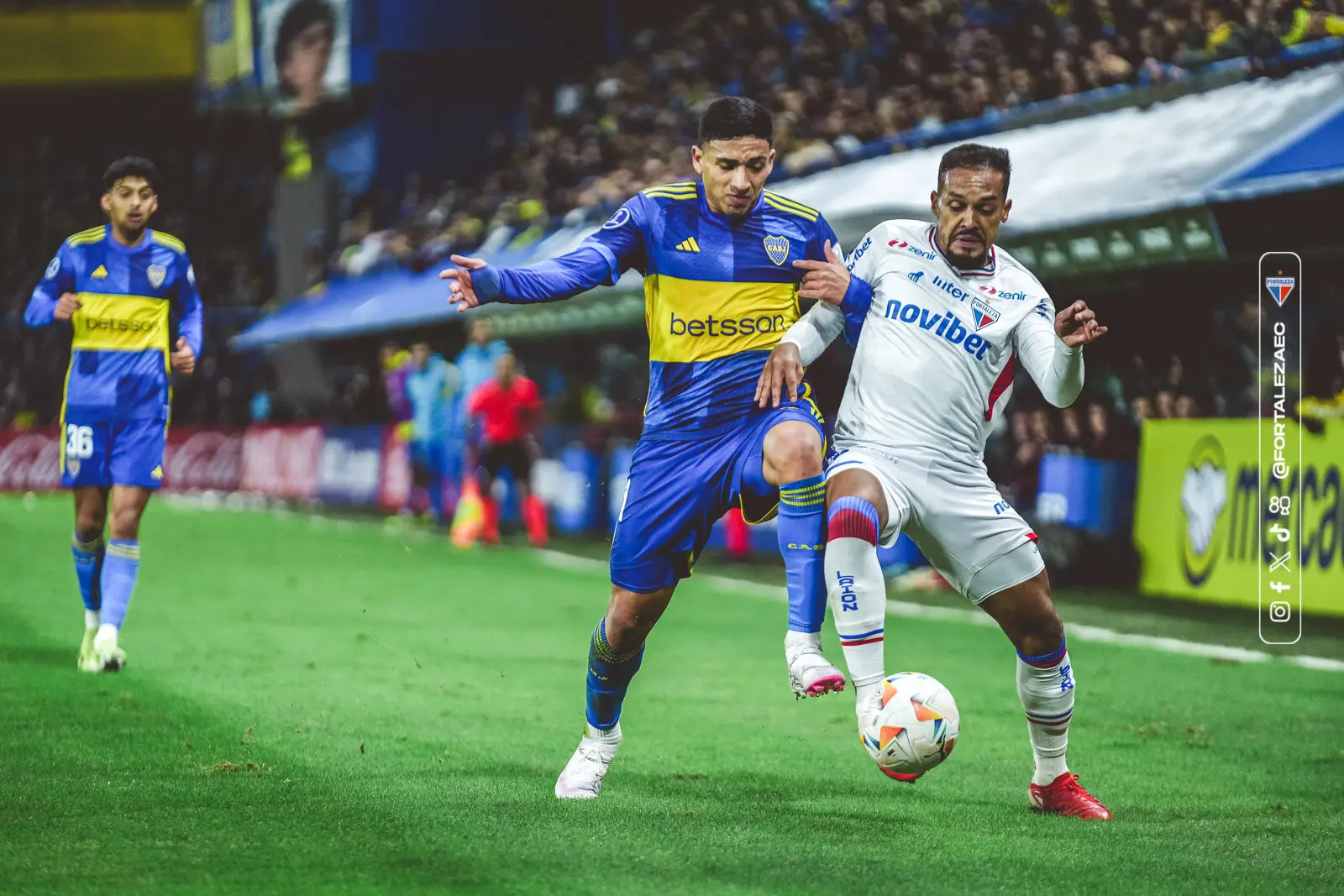 Atletas de Fortaleza e Boca Juniors disputam bola