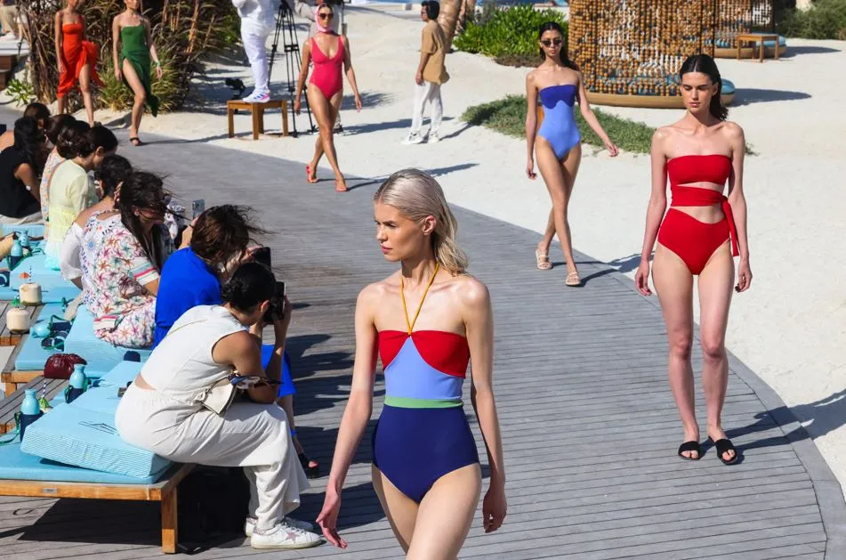 Modelos vestiram peças coloridas e com diferentes recortes