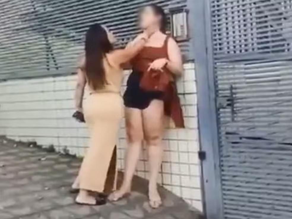 Ana Paula agredindo uma mulher de 26 anos que estaria grávida