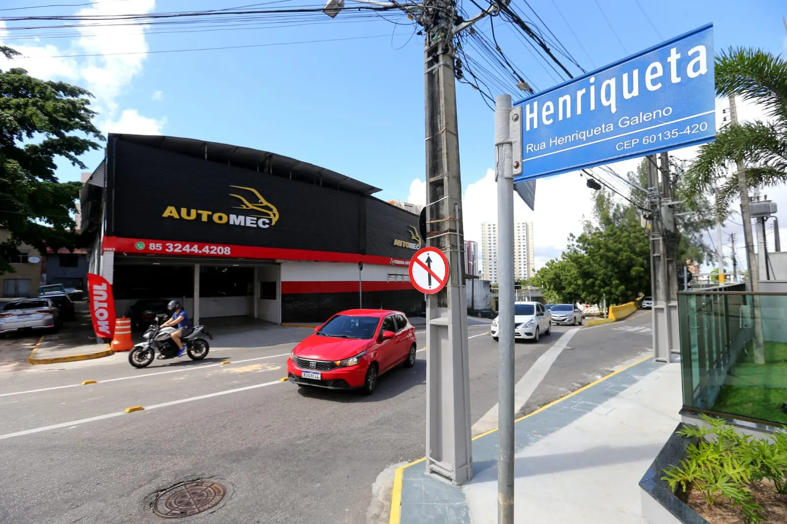 Para acessar rua Henriqueta Galeno, motorista que vem da Av. Antônio Sales deve trocar de faixa antes da curva