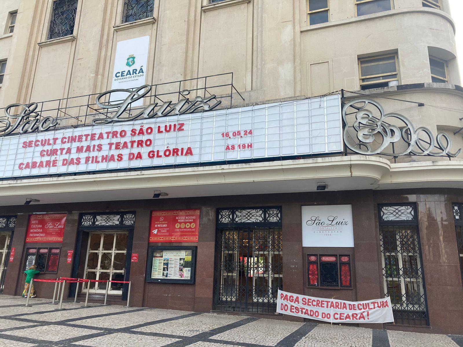 Faixa de protesto também foi colocada no Cineteatro São Luiz