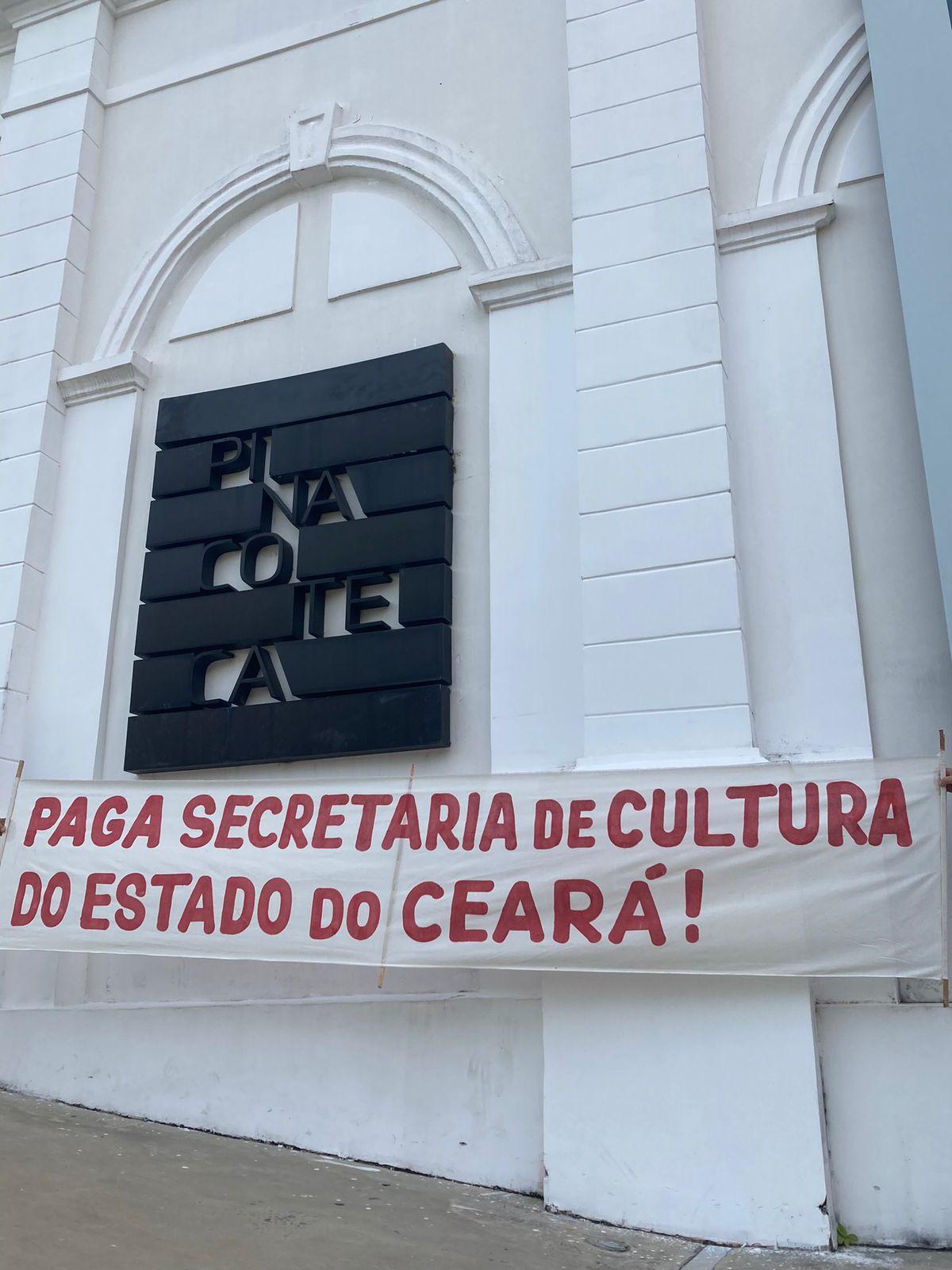 Faixa também foi estendida na fachada da Pinacoteca do Ceará