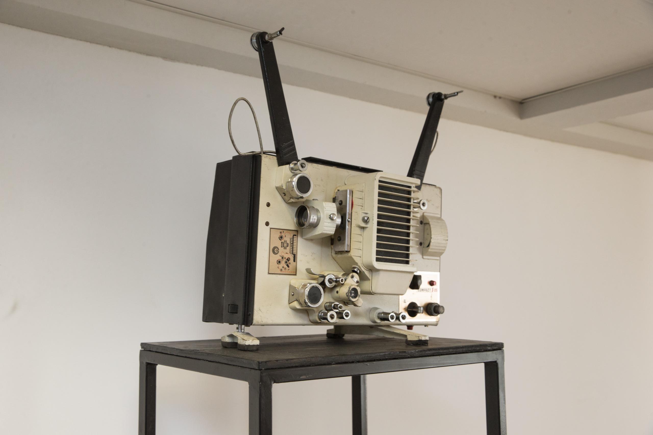 Itens históricos que eram usados no Cine Nazaré, como este projetor de 16 mm, compõem acervo da Sala Seu Vavá