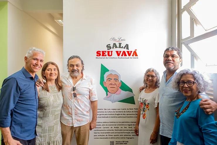 O diretor do Cineteatro São Luiz José Alves Netto (à esquerda) com Duarte Dias (penúltimo à direita) e a família de Seu Vavá na solenidade especial de abertura da sala