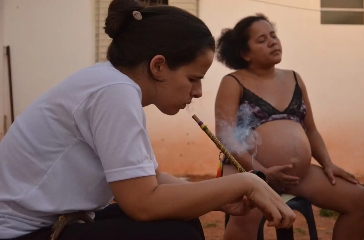 Parteira tradicional Samara Simões, 39, acompanha trabalho de parto