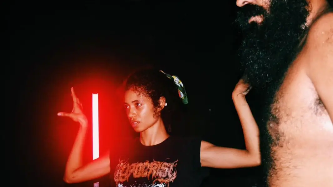 No teatro, Amandyra compõe o Vulcão Coletivo, que tem entre os projetos um roteiro para o audiovisual