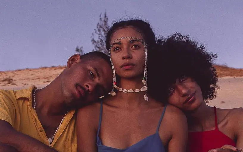 Frame de Amandyra (no meio) no curta “Preces Precipitadas de um Lugar Sagrado que não Existe Mais” (2020) com Mateus Fazeno Rock e Muriel Cruz