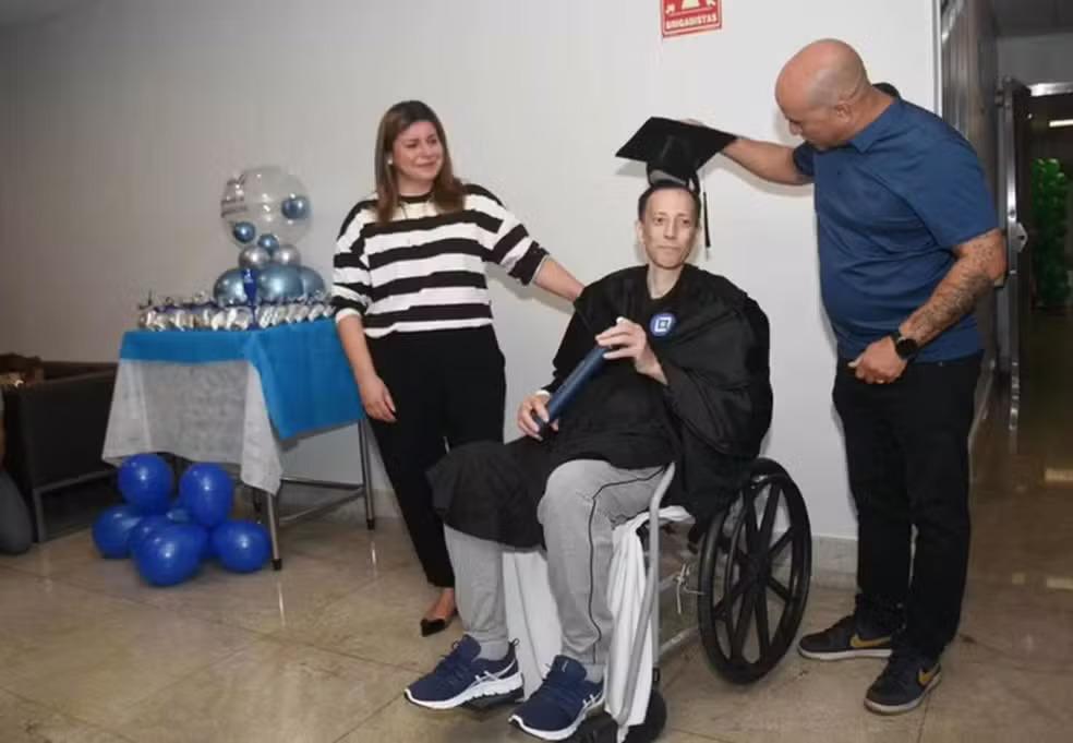 Estudante de Engenharia diplomado em hospital