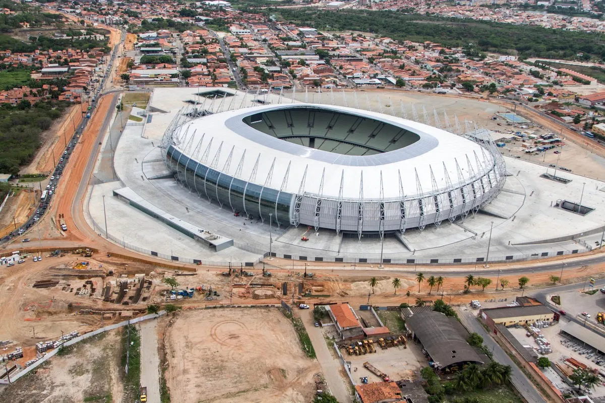 Em 2013, às vésperas da Copa das Confederações, enquanto Arena Castelão se orgulhava de ser o primeiro estádio pronto para o Mundial, intervenções em mobilidade urbana ficariam prontas somente às vésperas do Mundial de 2014