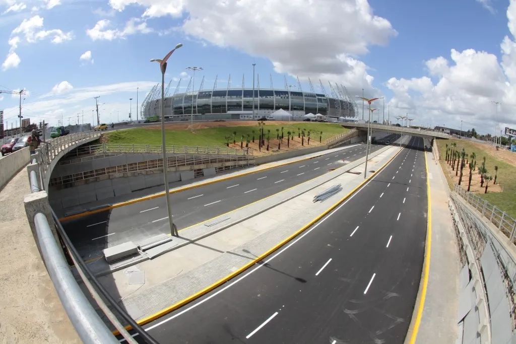 Túnel e rotatória em frente à Arena Castelão, inaugurados na semana do Mundial