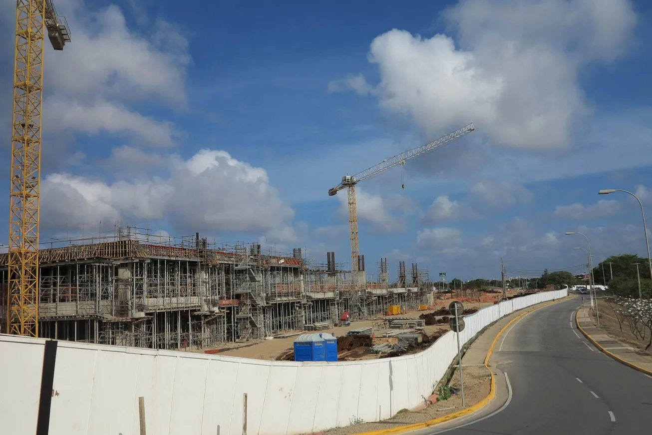 Obras no Aeroporto Internacional Pinto Martins em maio de 2014. Local sequer ficou pronto para o Mundial, e só foi completamente reformado e ampliado após a privatização