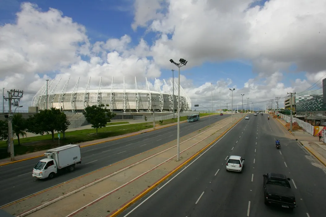 Avenida Alberto Craveiro é um dos maiores exemplos do legado da Copa. Via foi duplicada, mas não recebeu o BRT planejado.