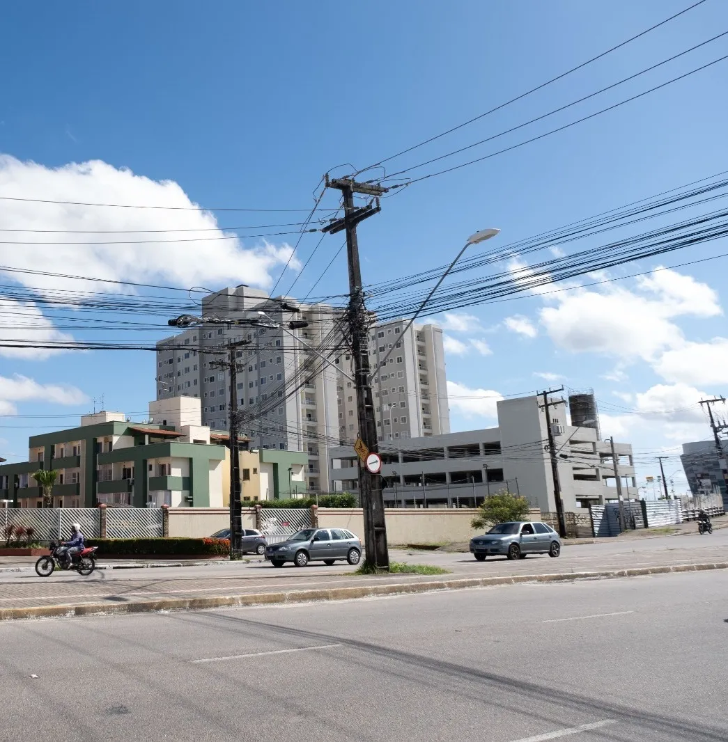 Na Avenida Paulino Rocha, em frente à Arena Castelão, a especulação imobiliária favoreceu o surgimento de condomínios