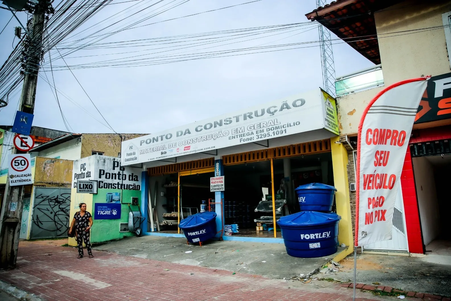 Depósito de material de construção na Avenida Alberto Craveiro. Região passou a receber mais comércios do gênero