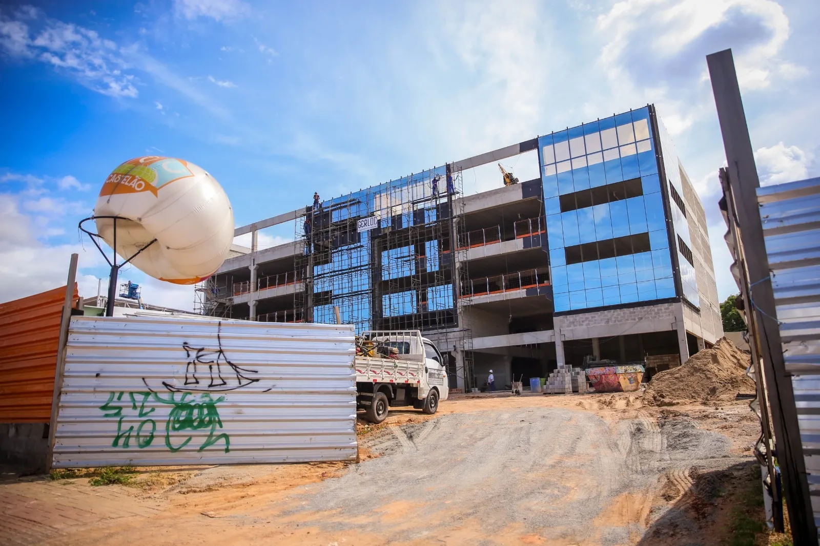 Obras no Pátio Castelão na Avenida Alberto Craveiro. Local deverá ser o maior shopping aberto (strip mall) da região.