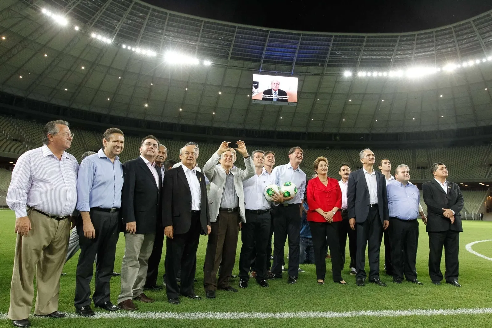 Comitiva da Fifa, Governos Federal, Estadual e Municipal inauguraram o Castelão - primeiro estádio da Copa do Mundo de 2014 - em dezembro de 2012