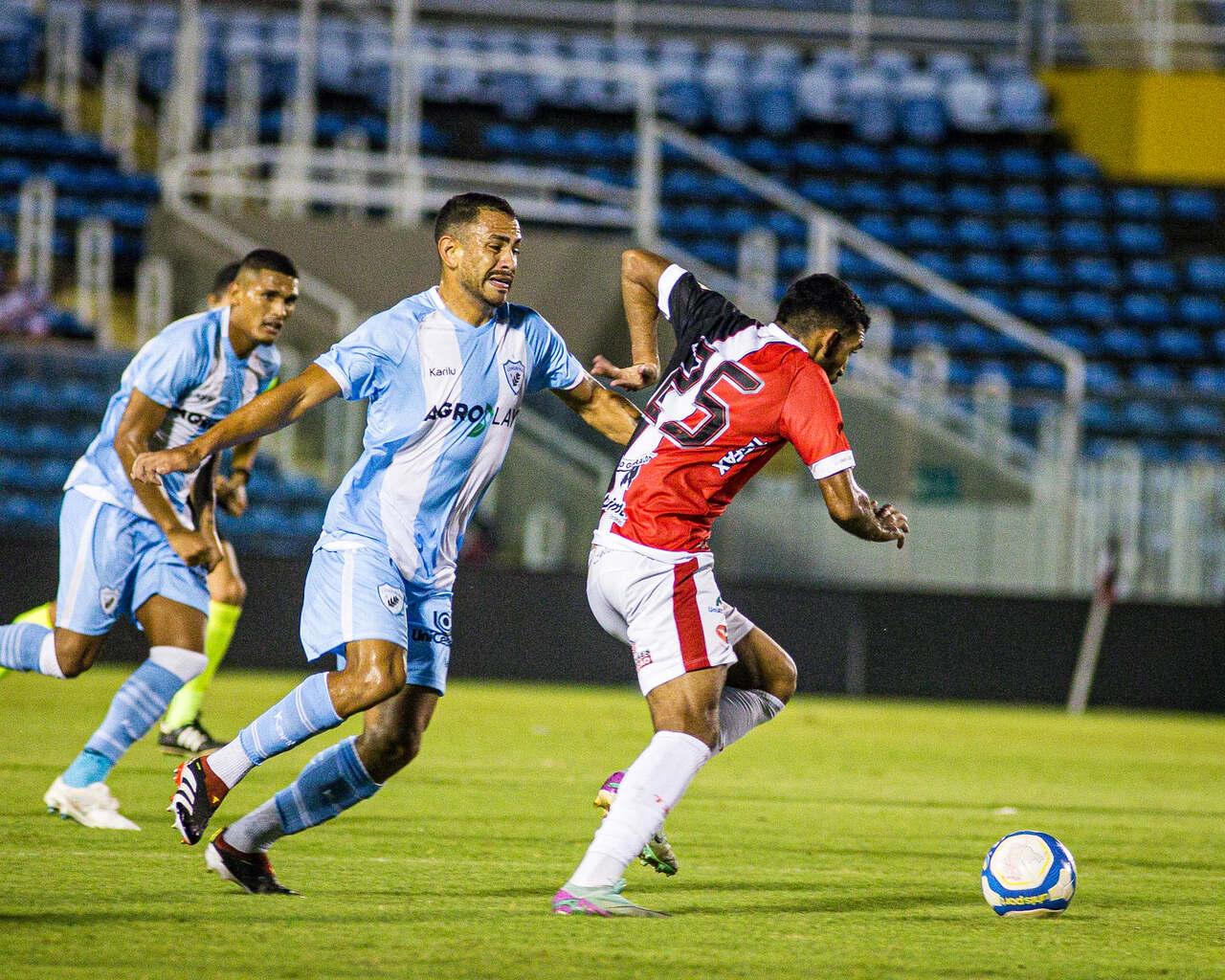 Atletas de Ferroviário e Londrina disputam bola