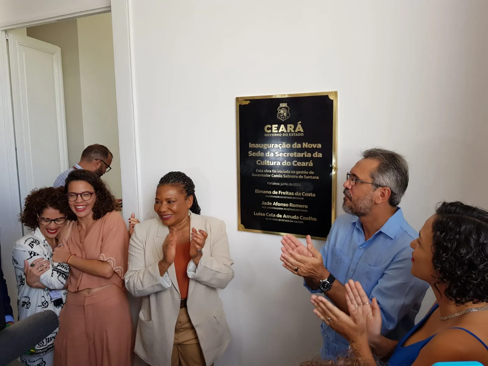 No centro, a Ministra da Cultura, Margareth Menezes, e o Governador do Ceará, Elmano de Freitas, durante descerramento da placa