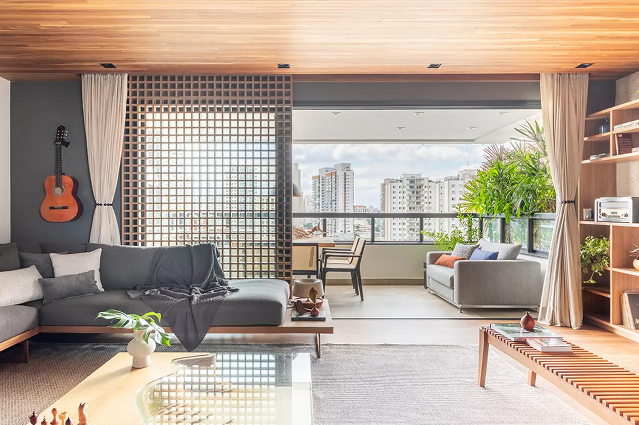 Muxarabi divide sala e varanda em projeto de Pietro Terlizzzi Arquitetura
