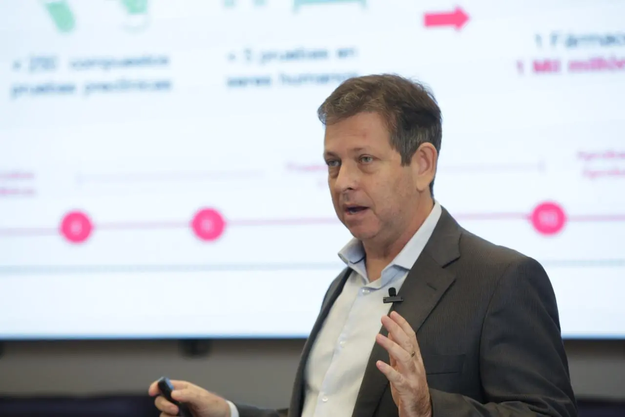 Eli Lakryc, vice-presidente de assuntos médicos da Bayer, apresenta resultados de estudos com elinzanetant em 3 de junho de 2024, em São Paulo. Ondas de calor na menopausa: novo medicamento não hormonal reduz fogacho e melhora insônia