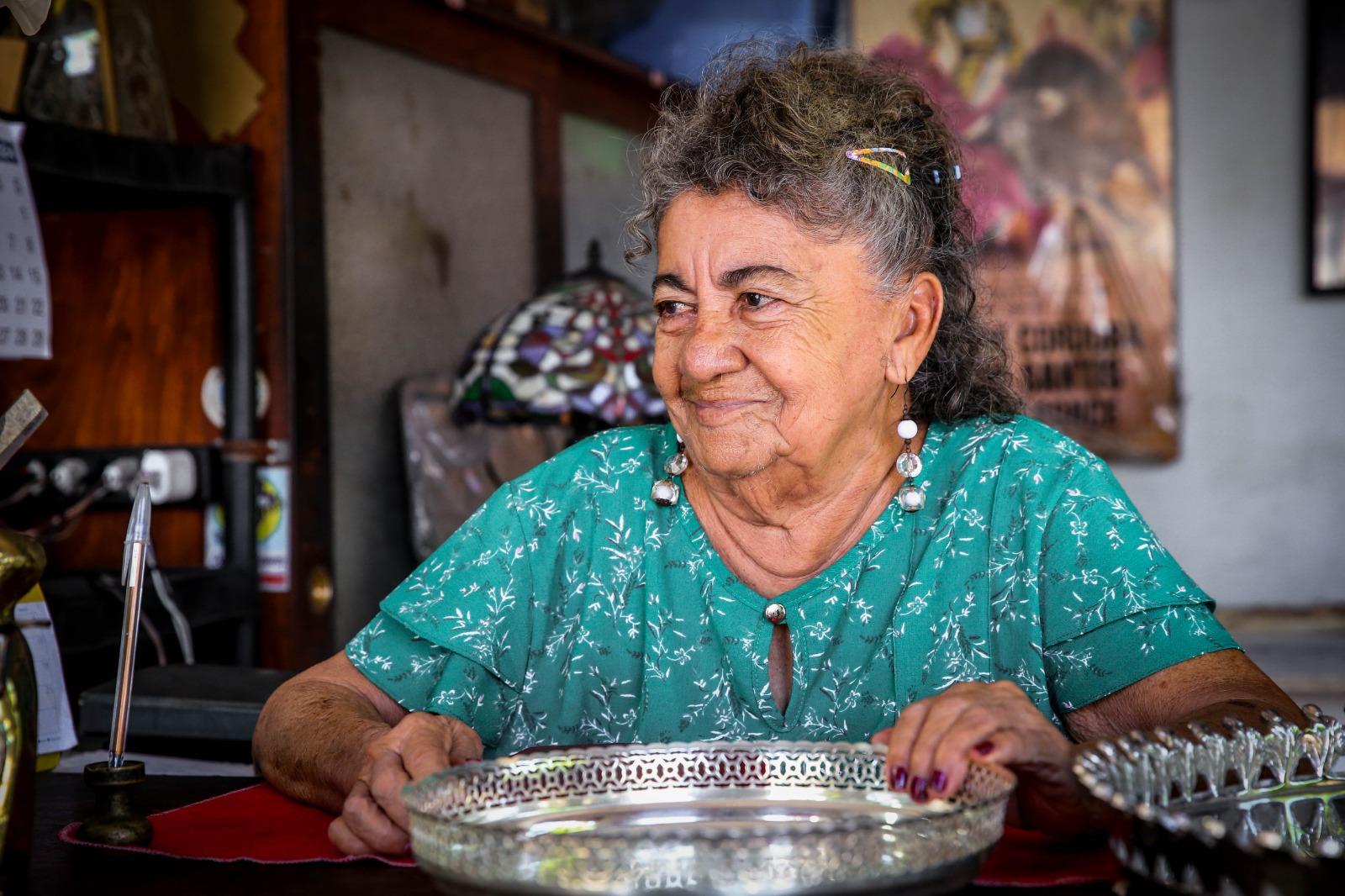 Dona Leny, aos 86 anos, é a matriarca do negócio de restauro em metais